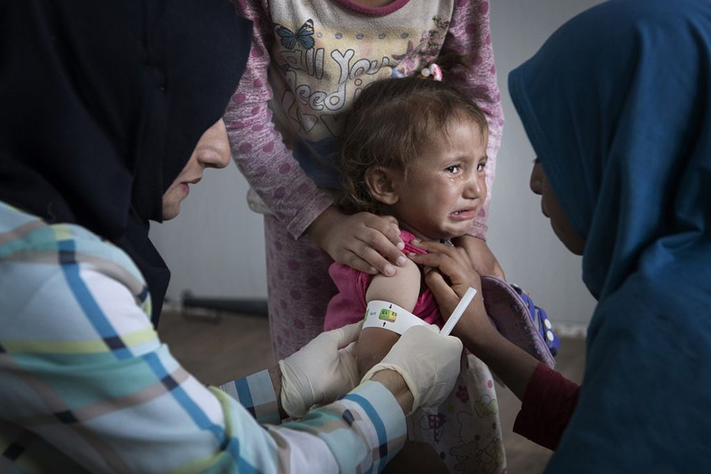 Mina, 2, har varit på besök hos barnkliniken i Khazerlägret flera gånger. Hon tycker inte om det. Men nu har hon nått normalvikt, efter ett år med svår undernäring. Hennes familj flydde från Badour utanför Mosul i april. Foto: Jerker Ivarsson