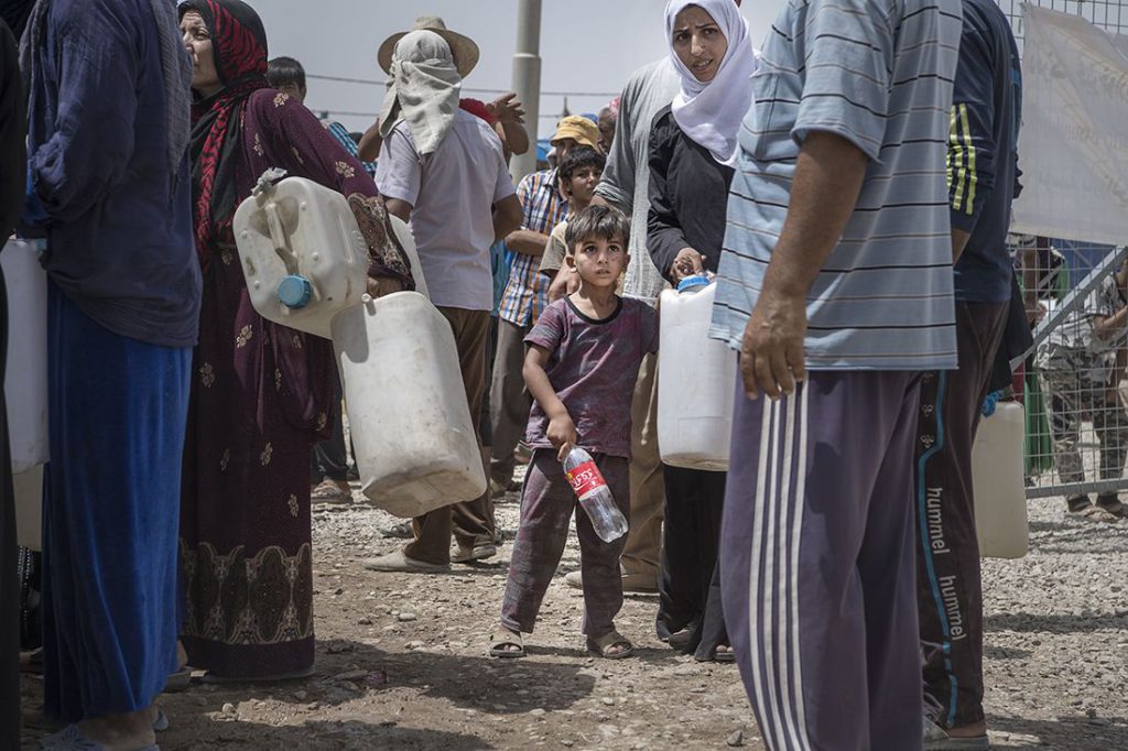Ett barn står redo för att hämta vatten i flyktinglägret Khazer, 3 mil utanför Mosul. Foto: Jerker Ivarsson