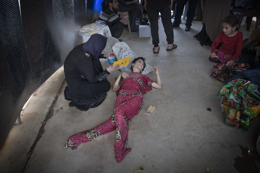 Shaima Abdelkarim, 25, är funktionshindrad sedan födseln och mår mycket dåligt. Hon klarar inte av att äta någonting utan att kräkas. När hennes bror dog för två månader sedan i strid försämrades hennes tillstånd. Nu är hon fri, familjen flydde Maydandistriktet i Mosul under tisdagen. Foto: Jerker Ivarsson